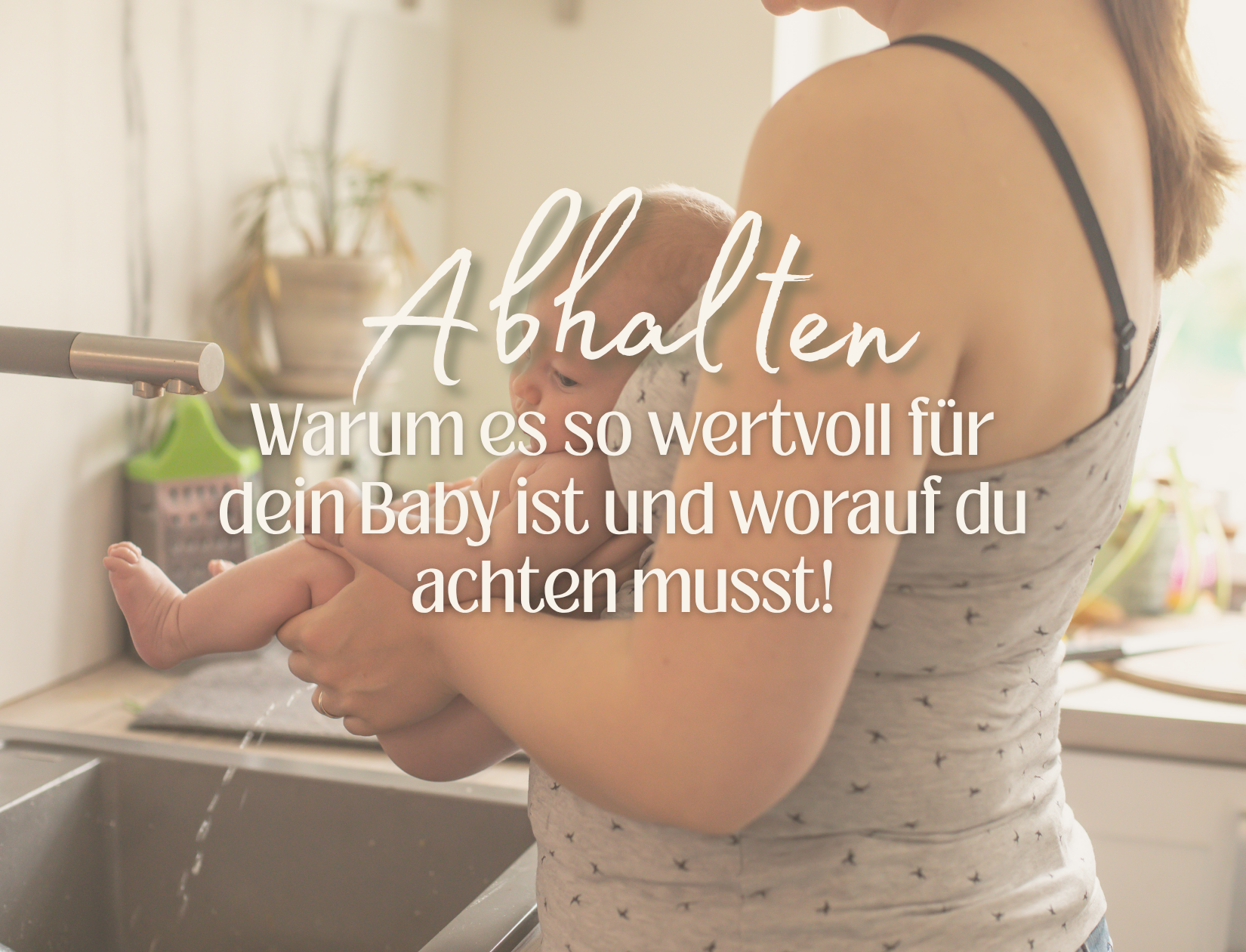 Frau hält Baby übers Waschbecken und das Baby pinkelt