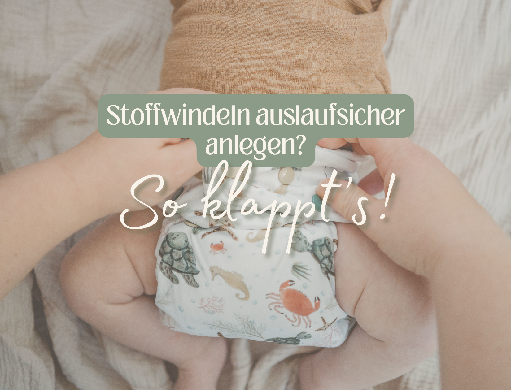 Baby bekommt Stoffwindel angezogen