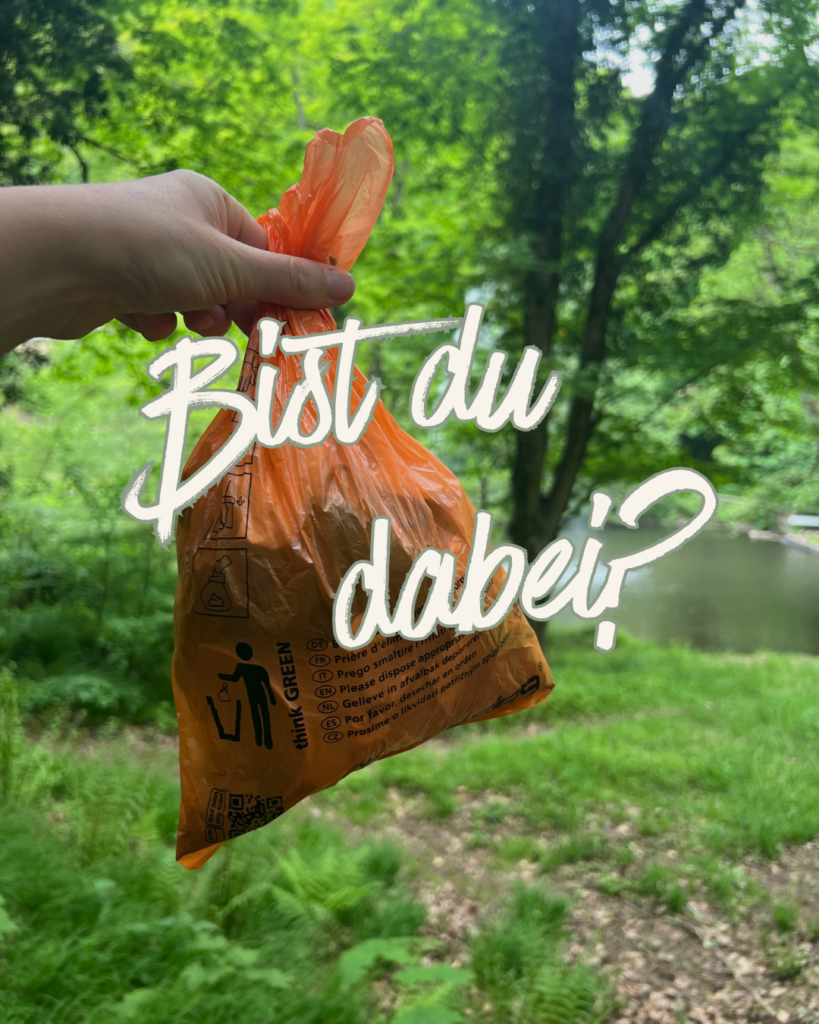 Mülltüte im Wald Müll im Wald gesammelt