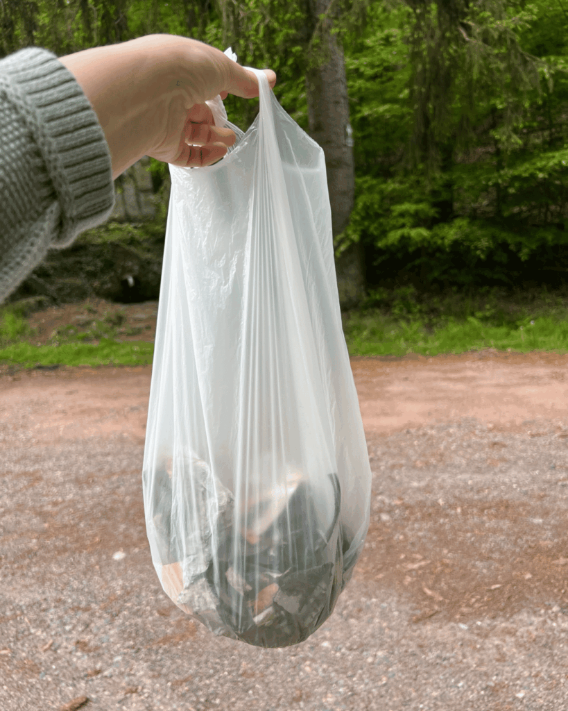 Eine ganze Mülltüte voll, gesammelt auf einem Parkplatz vor einer Pfälzer Wald Hütte