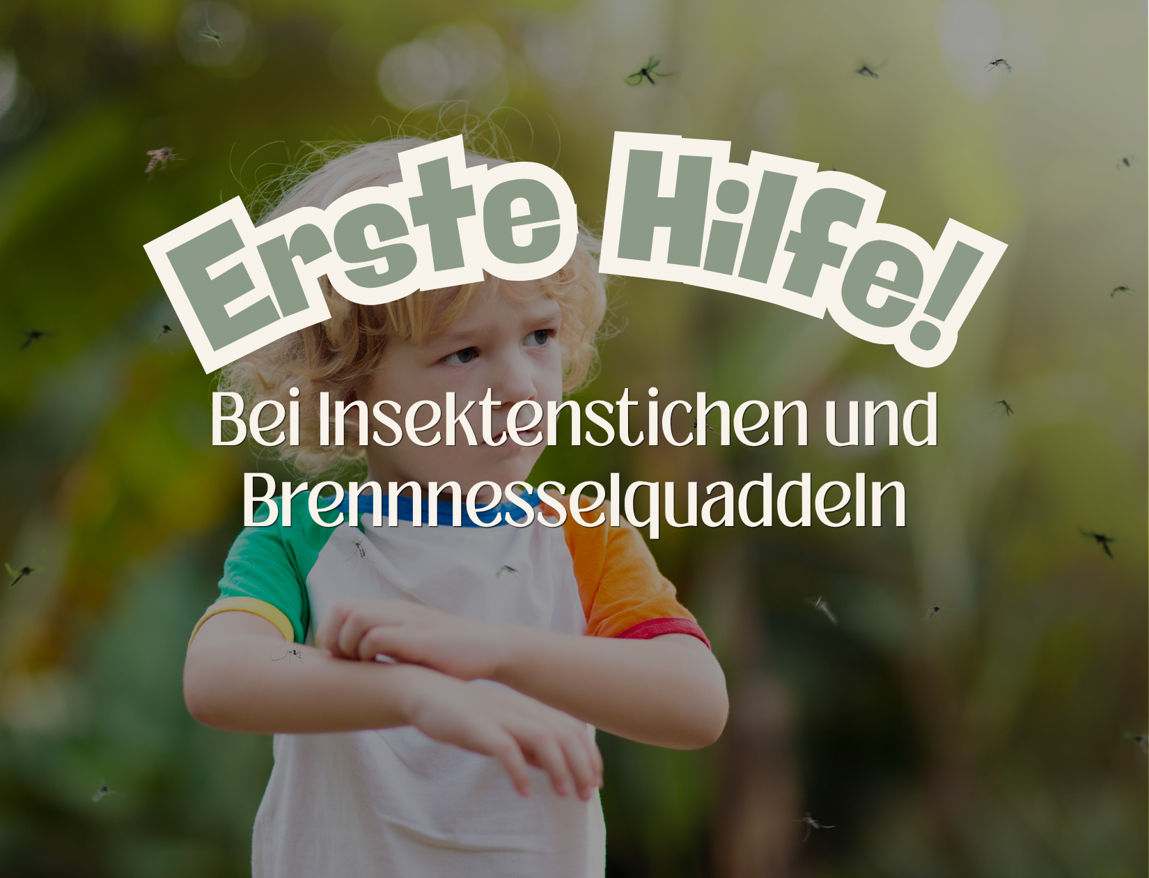 Junge kratzt sich am Arm, Stechmücken um ihn herum