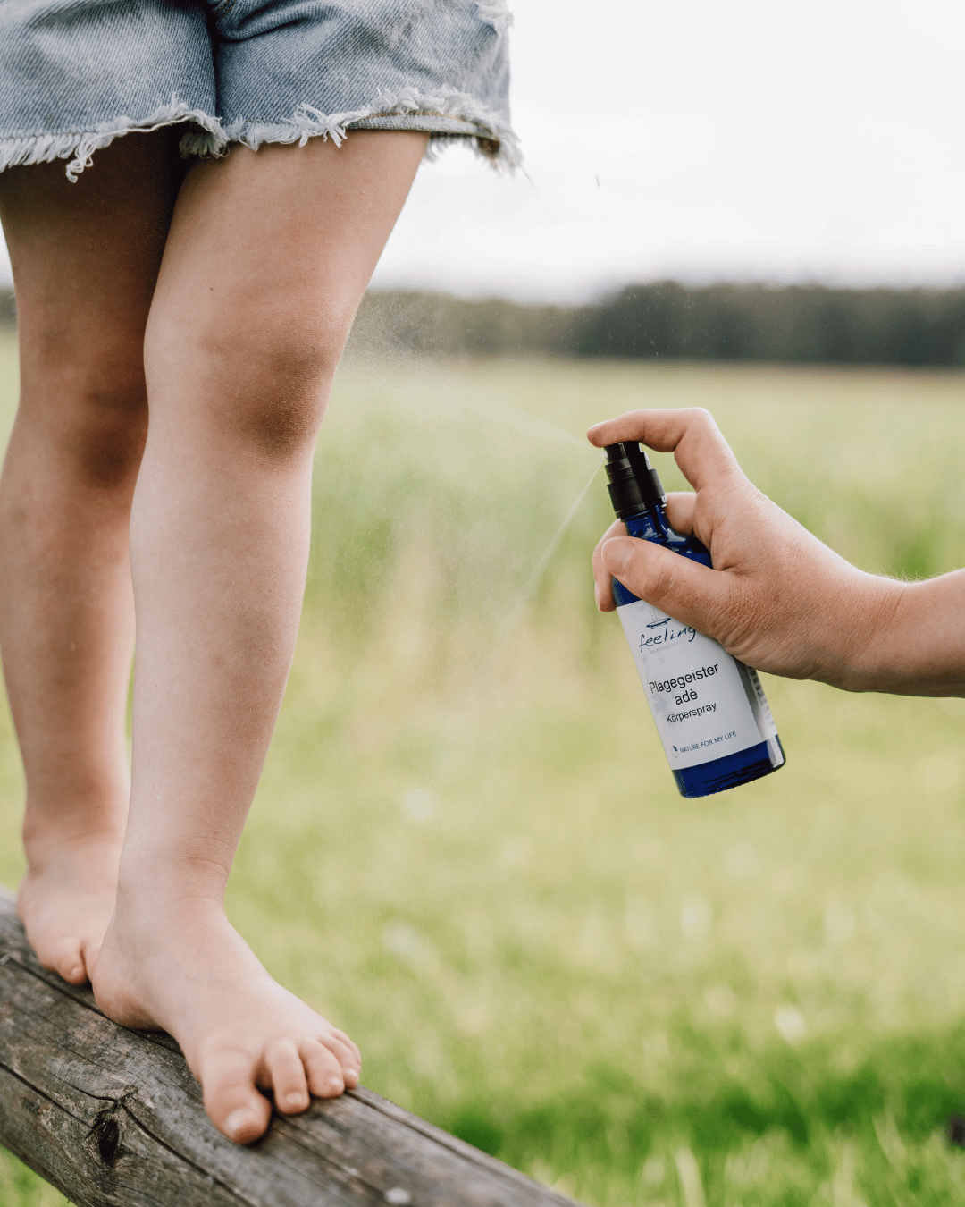 Plagegeister ade Spray wird Kleinkind auf die Beine gesprüht